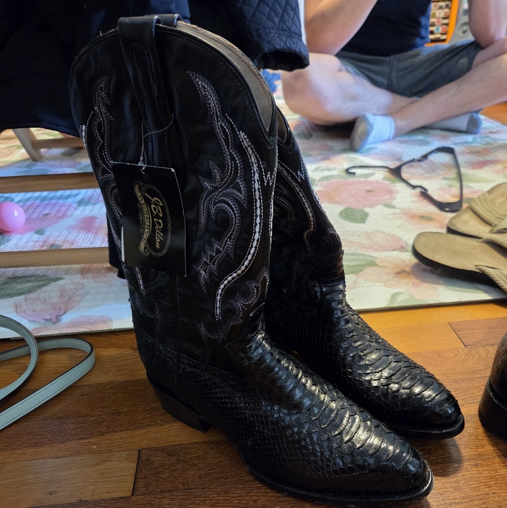 Sleek Black Cowboy Boots with Western Flair